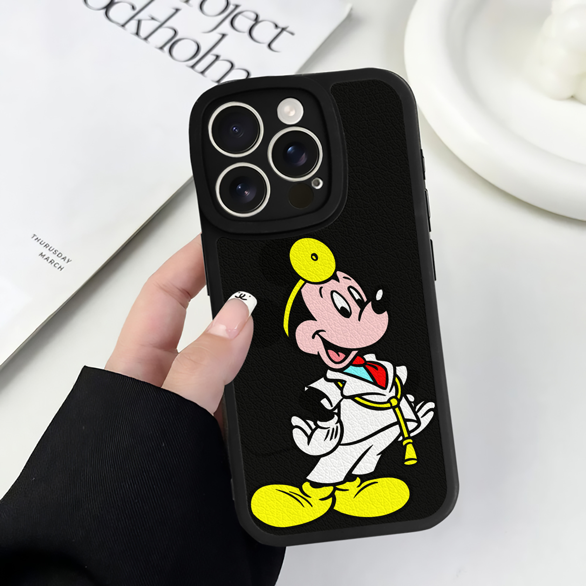 （画像用） ミッキーマウス Mickey Mouse 【iPhone 16シリーズ対応】シリコンスマホケース（レザー調） 材質：シリコン